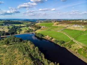 Cozy rural lodge, amazing views close to Holmfirth